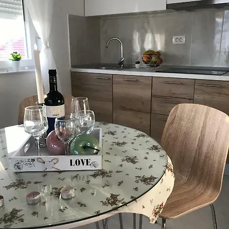 Apartment Sweet Corner Split