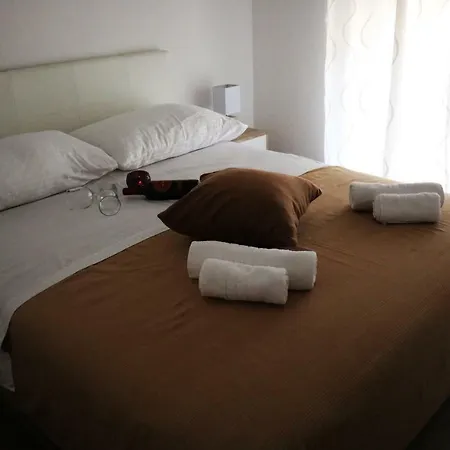 Sweet Corner Apartment Split