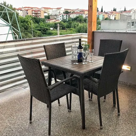 Sweet Corner Apartment Split