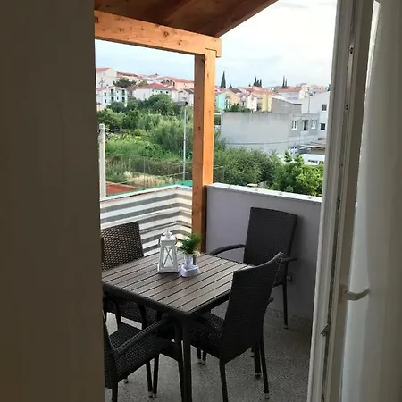 Apartment Sweet Corner Split