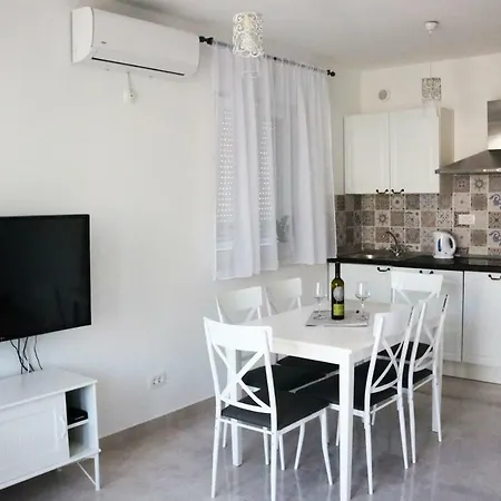 Apartment Sweet Corner *