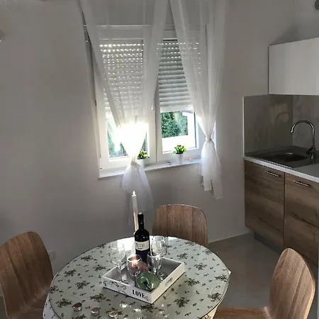 Apartment Sweet Corner *