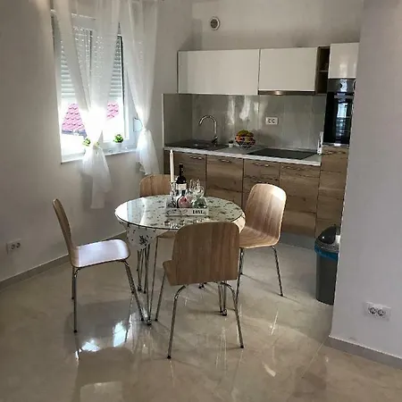 Apartment Sweet Corner Split